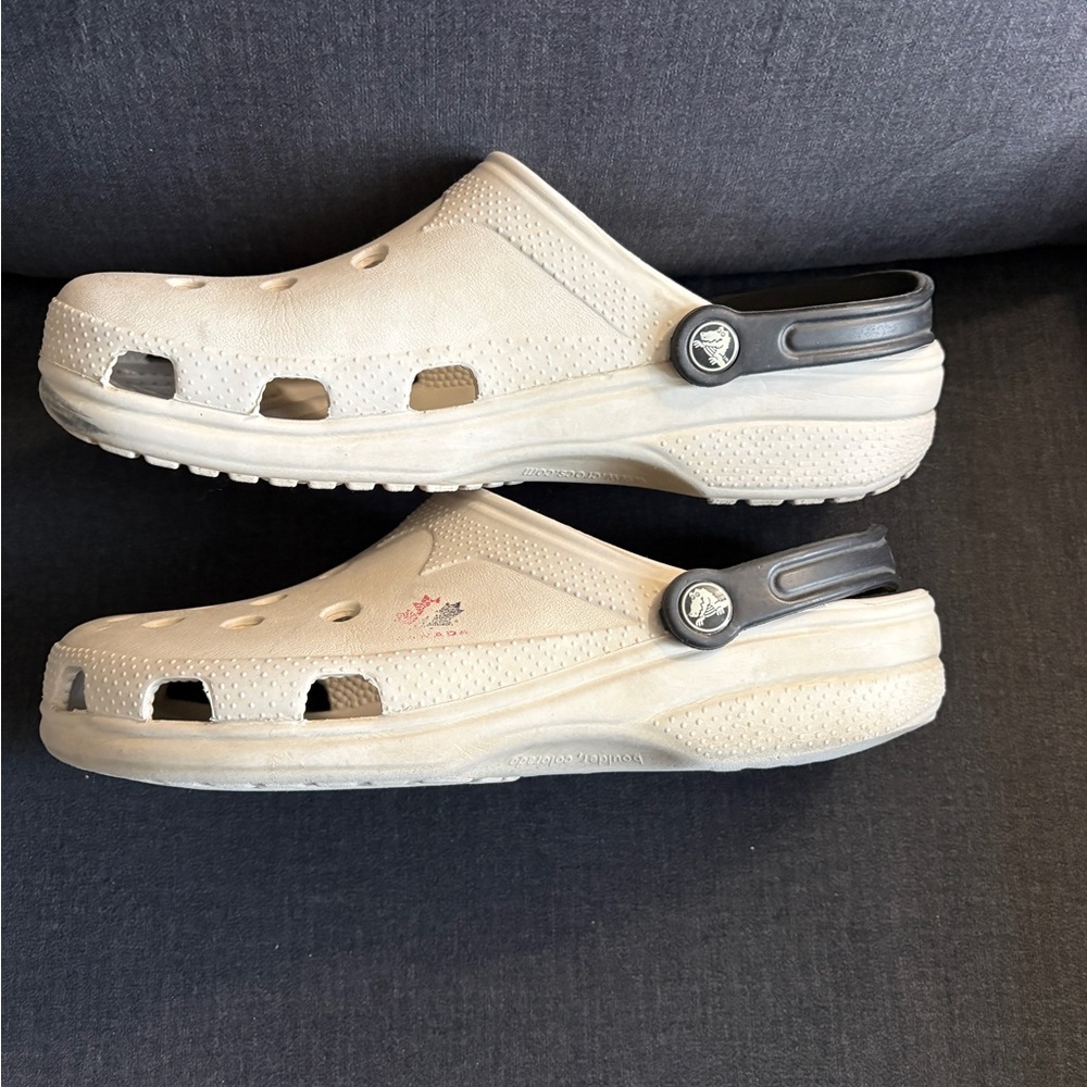 CROCS Stylish Unisex Cream Clogs with Black Strap W12/M10 - Picture 3 of 8